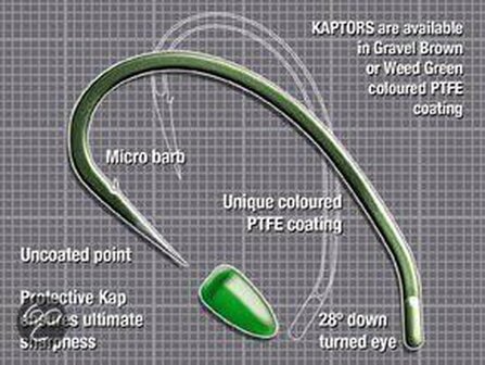 Korda KAPTOR Haken staan voor een revolutionaire doorbraak op het gebeid van hakentechnologie. De Kaptors zijn voorzien van de allereerste gekleurde PTFE coating &eacute;n tevens ook de eerste met de beschermkap technologie. Elke haak heeft een ongecoate punt, om deze nog dunner te maken, en dus scherper, dan alles wat wij tot nu toe gezien hebben! De KAPTORS zijn te verkrijgen in de gekleurde PTFE coating Gravel Brown en Weed Green. Ze worden geleverd in een praktisch doosje met een inhoud met 10 haken.