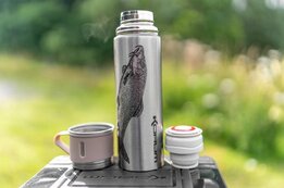 Korum  Thermal Flask, Thermoskan met 2 kopjes en visafbeelding